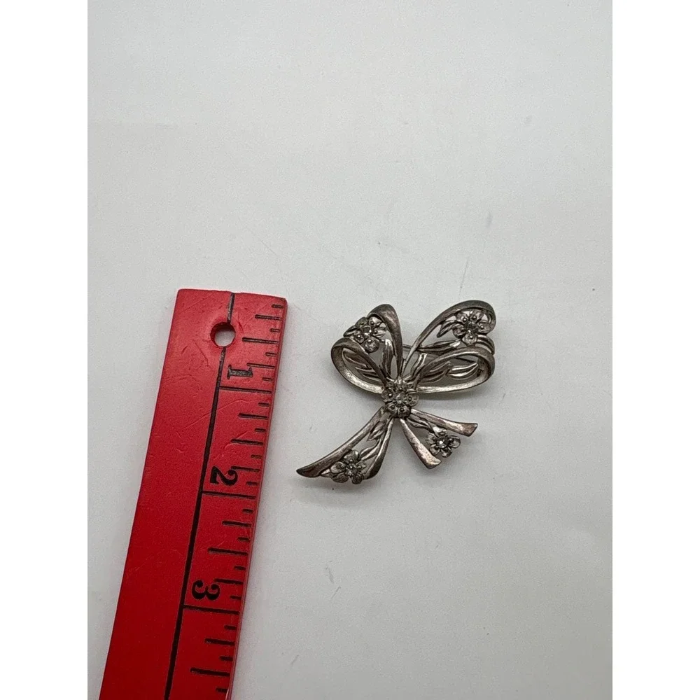 Vintage‎ Silver Tone Bow Brooch Floral Rhinestone Detail J219